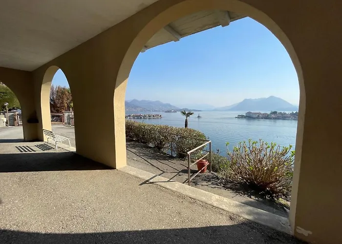 Vista Lago: Lakeside Garden Retreat With Borromean Islands View *