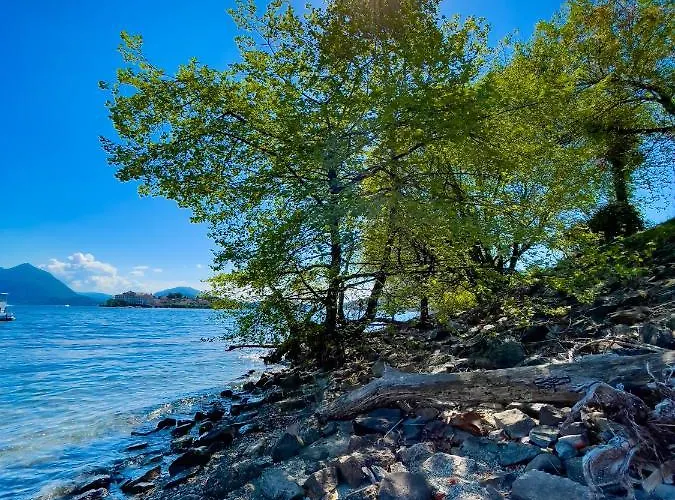 Vista Lago: Lakeside Garden Retreat With Borromean Islands View *