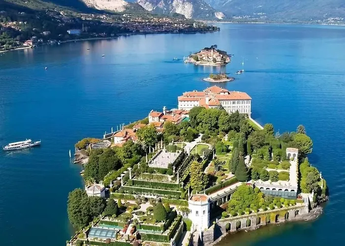 Vista Lago: Lakeside Garden Retreat With Borromean Islands View *